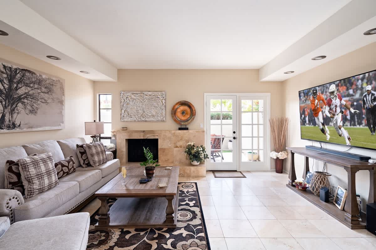 1st Floor: Bright & Light living room featuring a Smart TV, with living room furnishings and a fireplace for comfort.