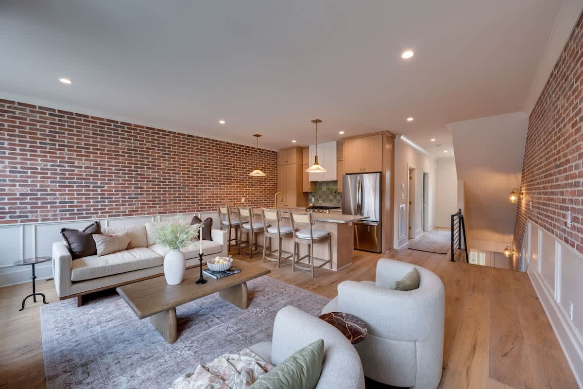 2nd Floor: Open-floor living space featuring a Smart TV, fireplace, and cozy furnishings.