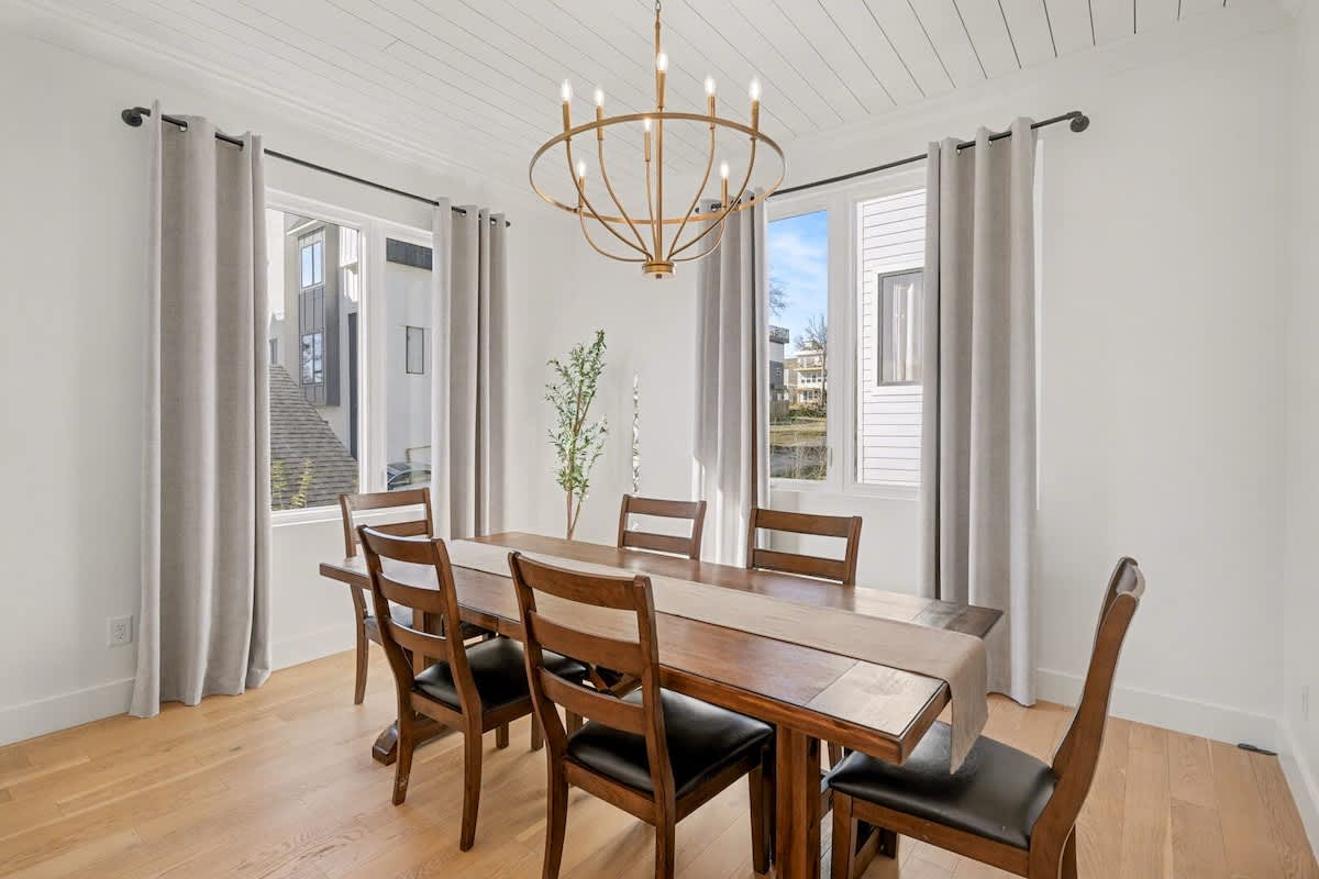 2nd Floor: Dining area with seating for 6 guests.