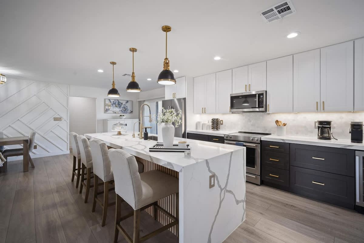 Fully equipped kitchen with stainless steal appliances and a kitchen island with bar seating for 4 guests.