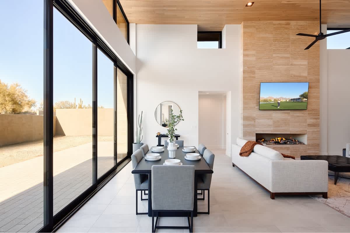 Dining area with seating for 6 guests and a bar cart.