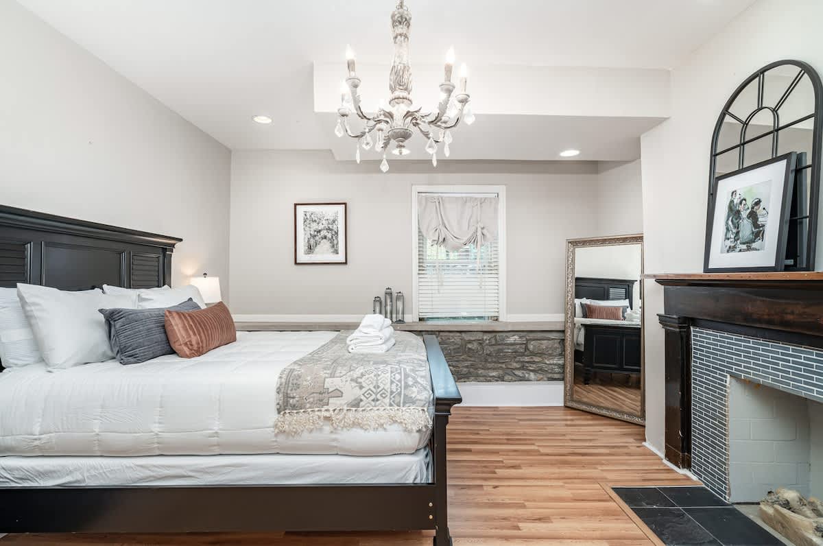 2nd Bedroom featuring a Queen bed and en-suite Jack-and-Jill Bathroom.
**Fireplace is for display only**