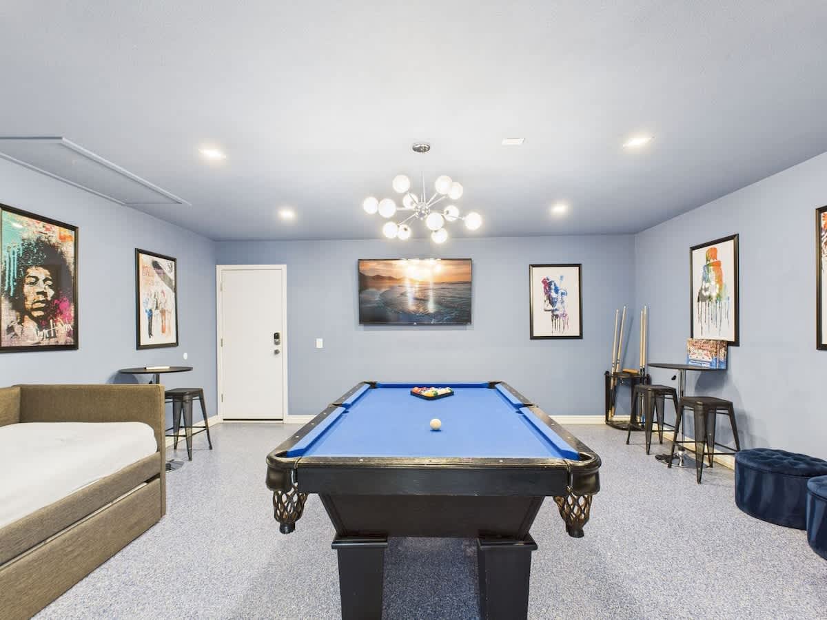 5th Bedroom/Game room: 2 Twin daybeds each with a twin trundle bed (4 twins total), pool table and smart TV.