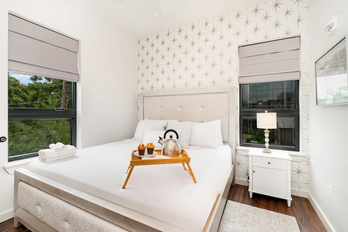 Primary bedroom with a King bed, en-suite jack-n-jill bathroom, and closet with smart TV.
