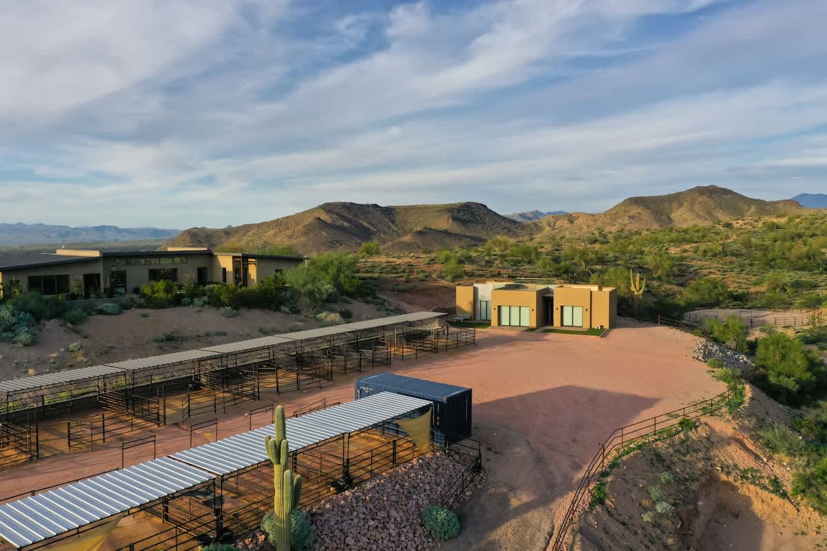 Casita: Stunning private oasis with private patio, outdoor dining table, mini fridge, and outdoor seating.