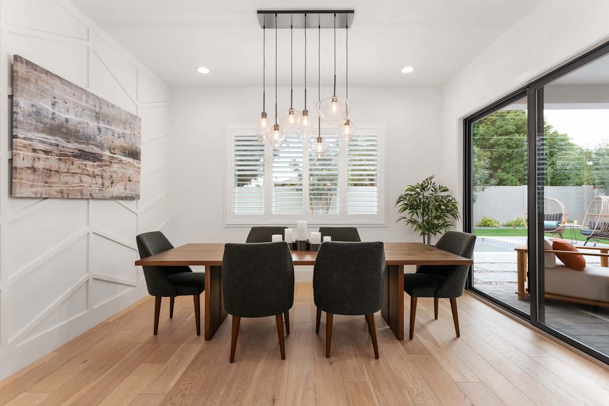 Dining area with seating for 6 guests.