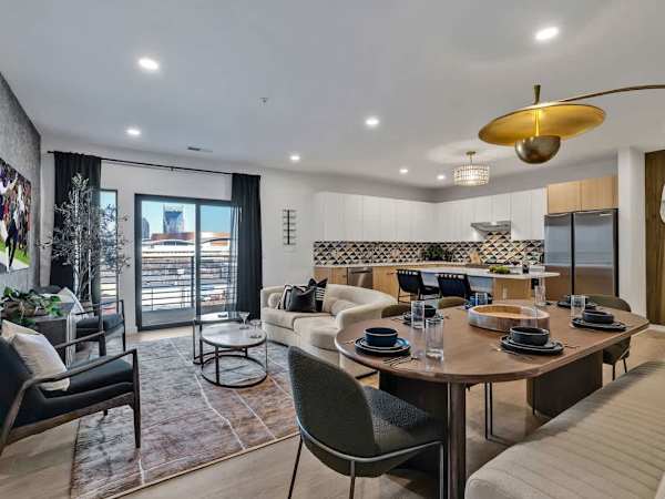 Hyve - The Cosmo - Walk To Broadway - Pool & Gym