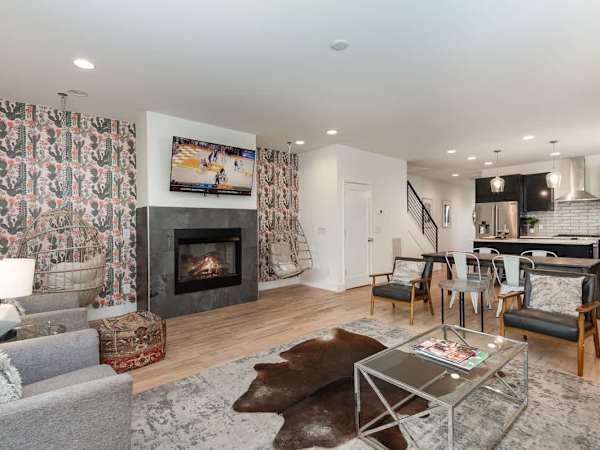Riff & Rest - 2 Stylish Homes - Mins to Germantown