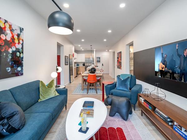 Hyve-Retro Modern-Walk to Broadway -Full Gym