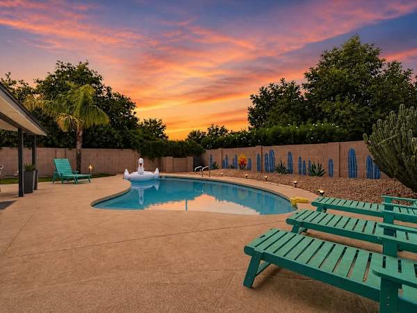 Sunrise-Sparkling Pool-BBQ Grill-Mins to Old Town