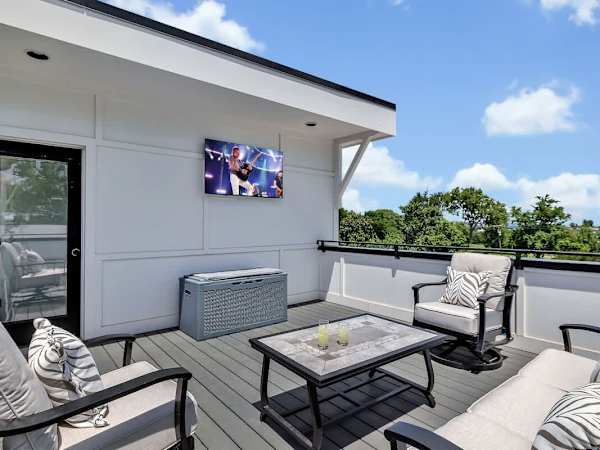 Soprano-Private Rooftop-Minutes to Broadway!