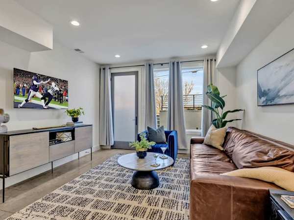Euphony-Designer Furnishings-5 mins to Broadway