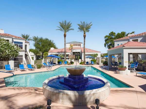 Solace - Community Pool & Gym -Walk to Restaurants