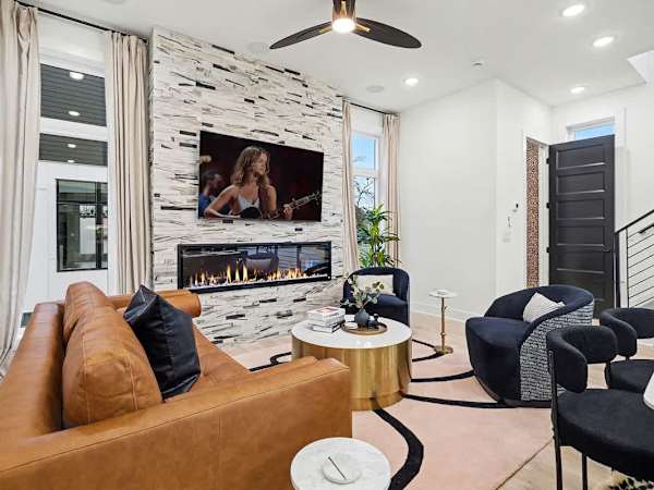 Halo-Rooftop Patio & Game Room-Mins to Broadway