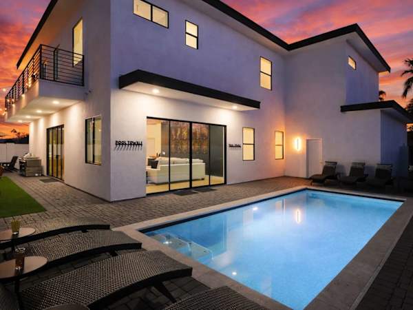 Nouveau - Pool Heat Available - Walk to Old Town
