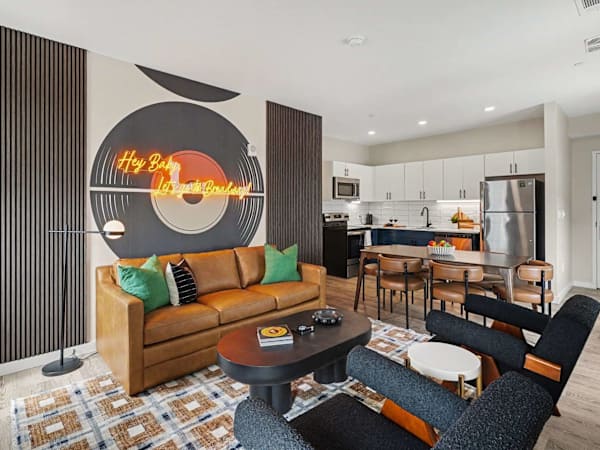 Harmony - Pool & Gym - Walk to Broadway